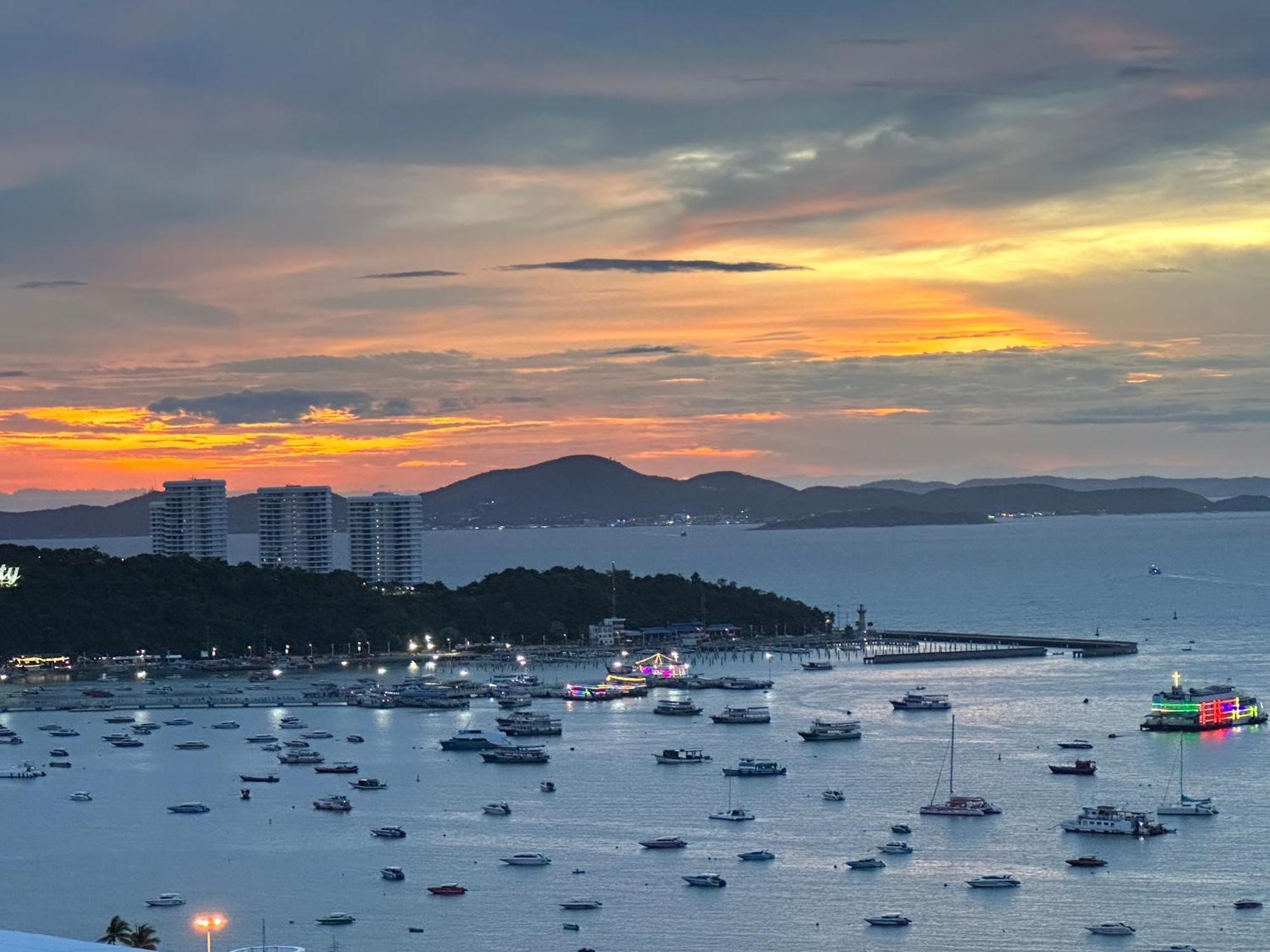Edge Pty Luxury Front Seaview 2bedroom Pattaya